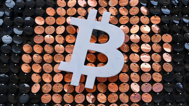 Crypto zette zich plotseling schrap voor een enorme aardbeving van $ 10 biljoen, aangezien extreme volatiliteit de prijs van Bitcoin, Ethereum, BNB, Solana, Cardano en XRP bereikt