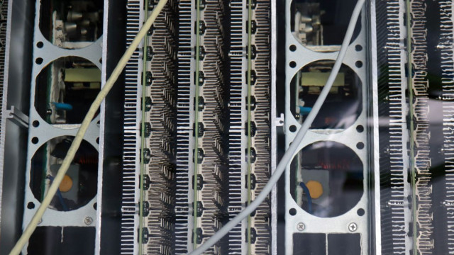 Met aangepaste bitcoin-mijnbouwinstallaties kunnen mijnwerkers hun eigen machines ontwerpen in plaats van genoegen te nemen met kant-en-klare machines van een duopolie van fabrikanten.