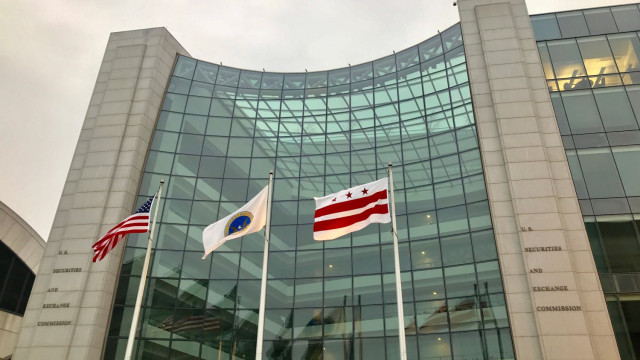SEC vertraagt beslissing over Bitcoin-gerelateerde ETF's van Ark 21-aandelen, Teucrium